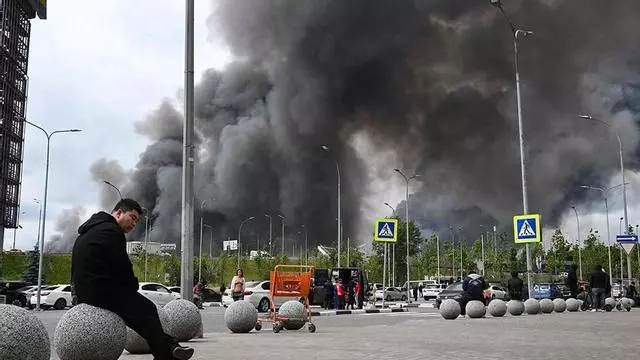 Varios drones ucranianos impactan contra una refinería en Moscú