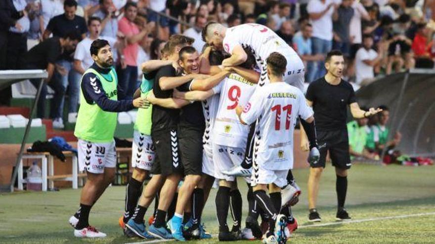 Los futbolistas de la Peña Deportiva celebran un tanto en el pasado derbi ante el CD Ibiza.