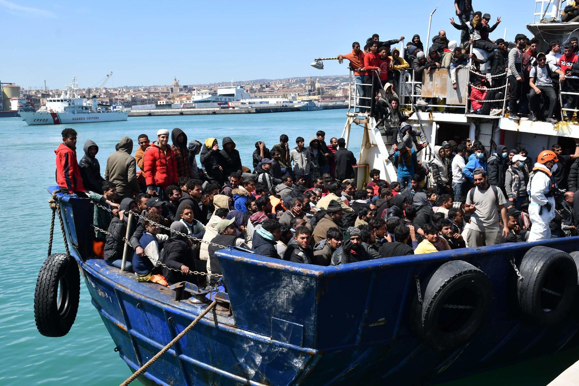 Algunos de los 600 migrantes rescatados a 100 millas de la costa de Sicilia, a su llegada al puerto de Catania, el pasado viernes.