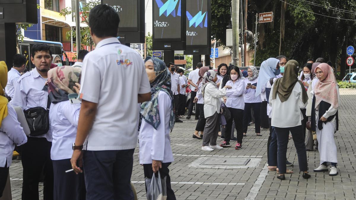 Ciudadanos salen de los edificios tras el terremoto en Indonesia. EFE