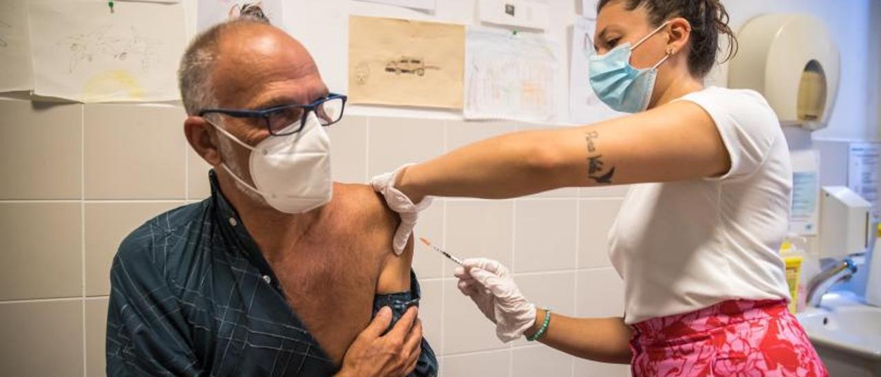 Un hombre recibe la vacuna Imvanex contra la viruela del mono en un centro de salud de París. CHRISTOPHE PETIT/EFE