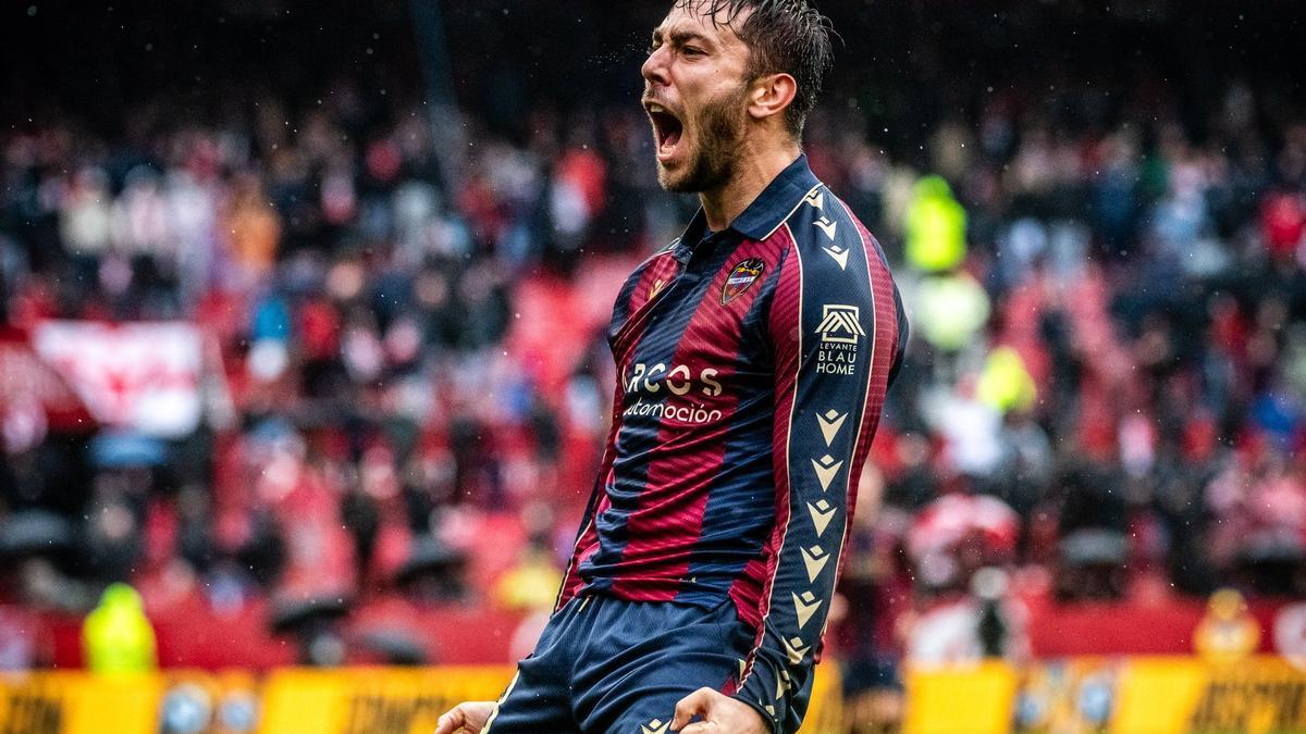 Losada festeja su primer gol con el Levante.