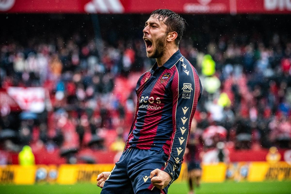 Losada festeja su primer gol con el Levante.