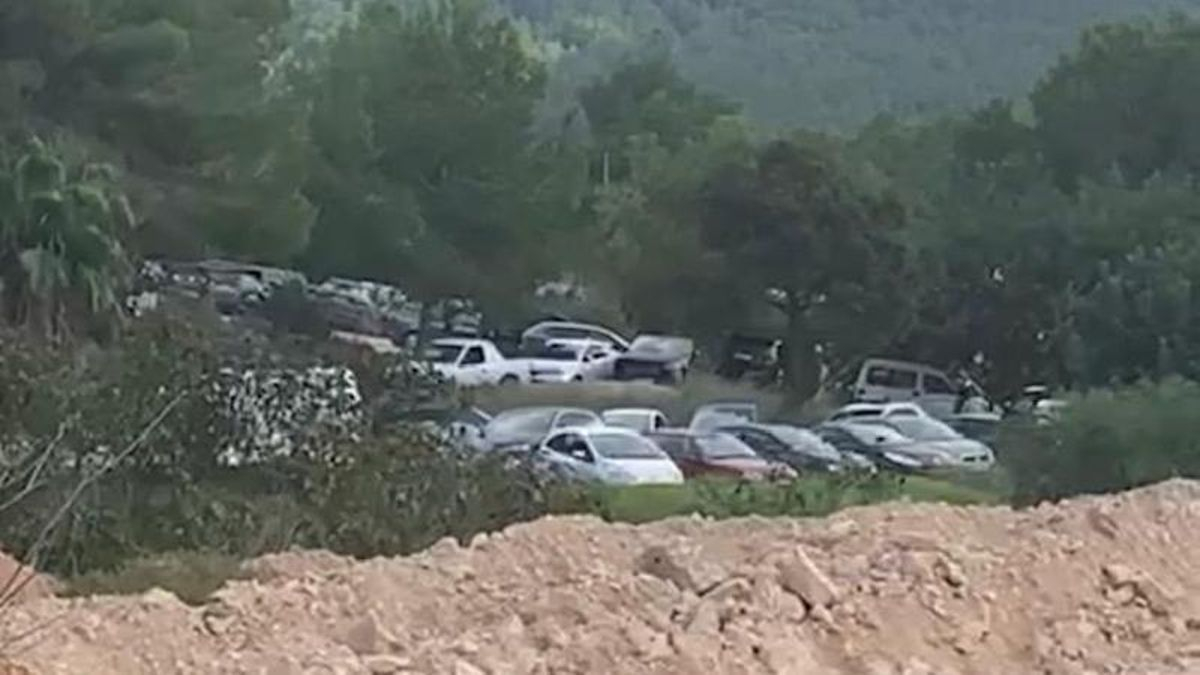 Al menos medio centenar de coches aparcados en el terreno de la casa okupada.