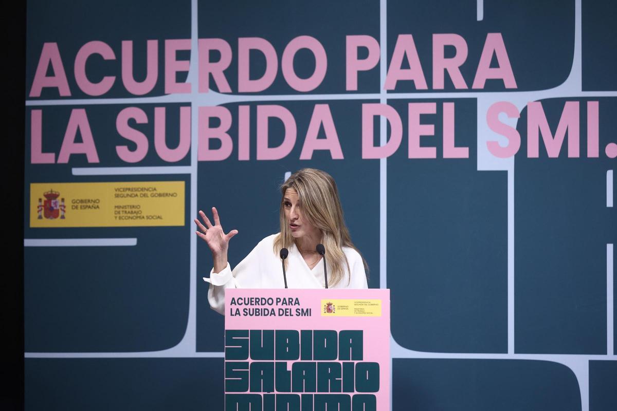 La vicepresidenta segunda y ministra de Trabajo y Economía Social, Yolanda Díaz, interviene durante el acto de la firma del acuerdo para la subida del salario mínimo interprofesional (SMI) para 2026, en la sede del Ministerio de Trabajo y Economía Social,