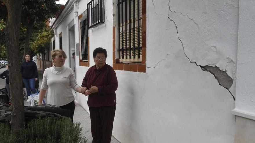 Desalojada una vivienda de la calle Creta por grietas