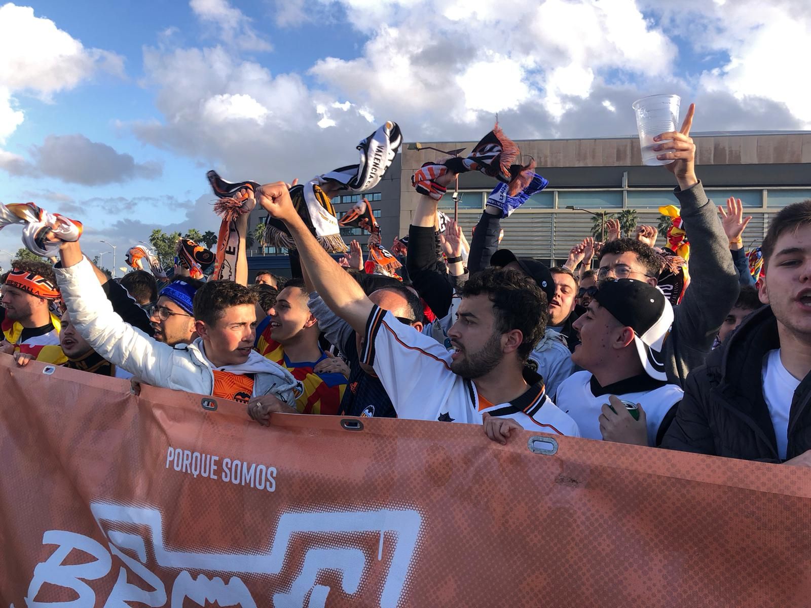 La afición valencianista recibe a su equipo en el estadio de La Cartuja en Sevilla