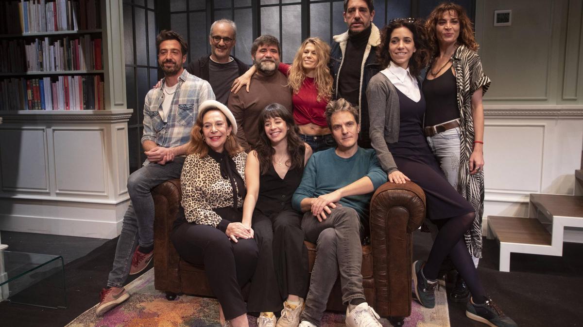Elenco y dirección de "La Ratonera" cuando se estrenó en el Teatre Talia de València.