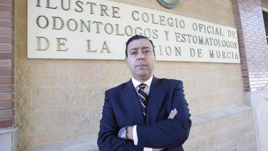 Óscar Castro preside el Colegio de Dentistas.