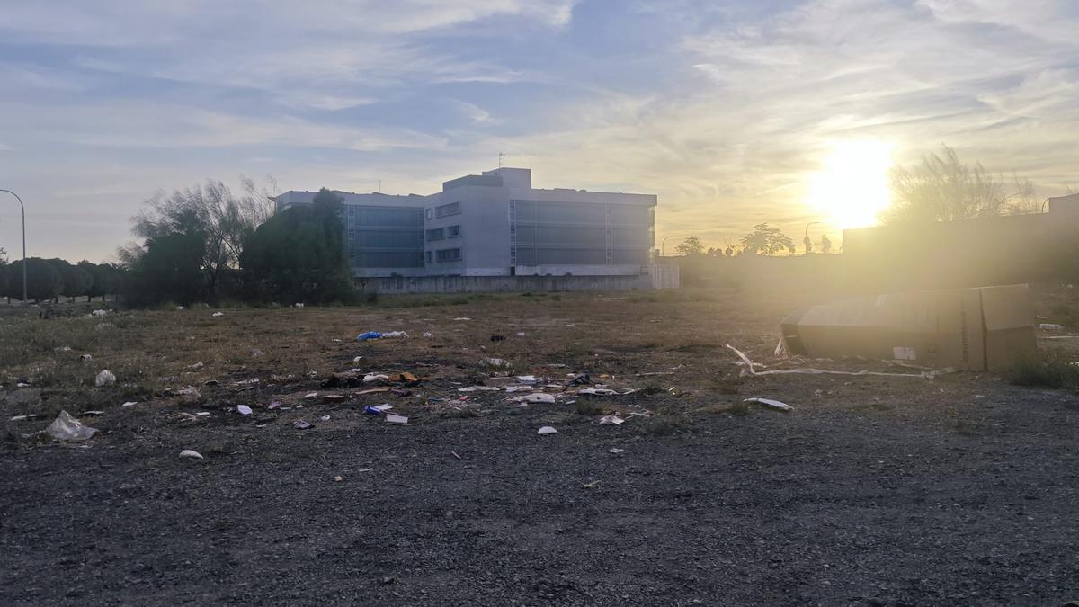 Los vecinos llevan 20 años esperando que construyan un polideportivo en la parcelona donde ahora se proyecto un centro social.