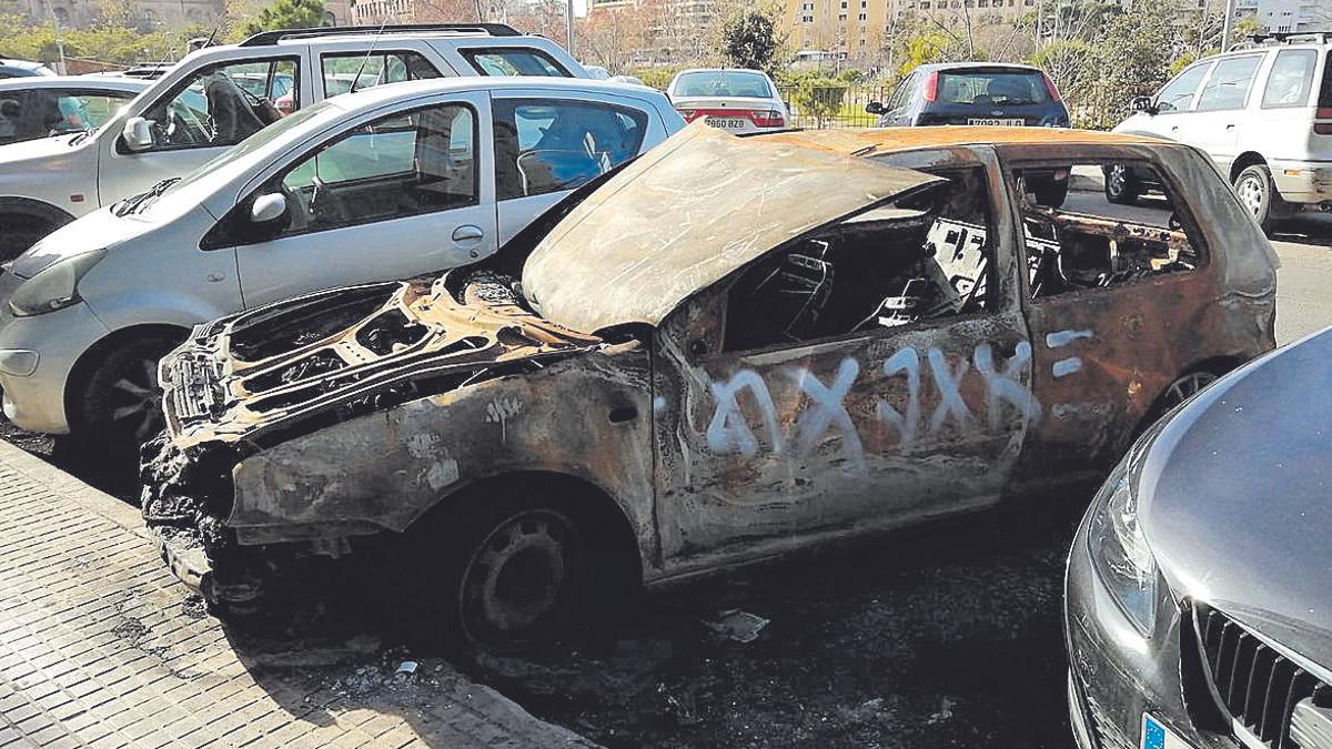 El coche se quemó hace más de un mes en la calle Carles I, y ahí sigue.