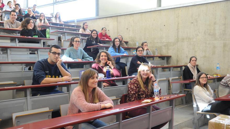 Varios médicos, antes de un examen.