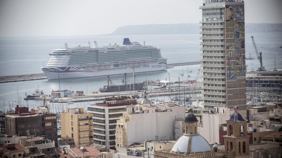 Un crucero atracado en el puerto de Alicante