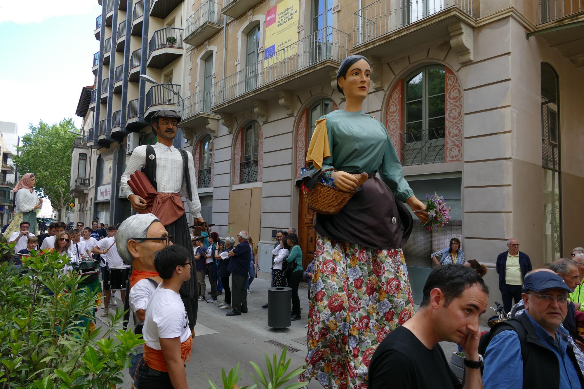 Vuit colles gegants passegen pel centre de Figueres