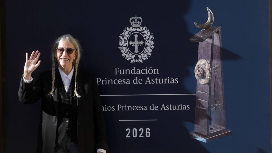 Patti Smith ya está en Asturias: la dama del punk pasa revista a los gaiteros y deja que las niñas se acerquen a ella