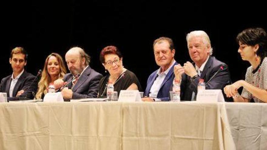 De izquierda a derecha, Lorenzo Díaz García-Campoy; Aisha Bonet, autora de las fotografías; el sociólogo y periodista Lorenzo Díaz, Catalina Riera de Can n´Alfredo; el autor del libro, Felip Cirer; Joan Riera y Berta Díaz García-Campoy.