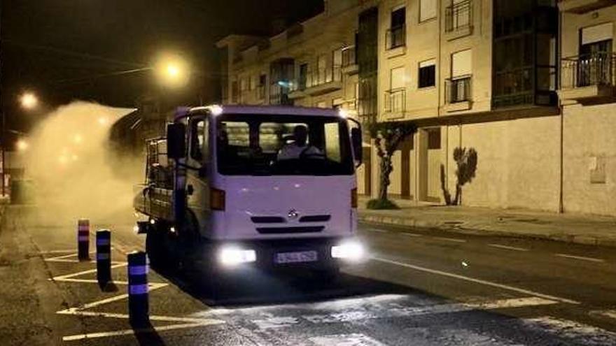 Tareas de desinfección en rúas en la madrugada de ayer. // Bernabé