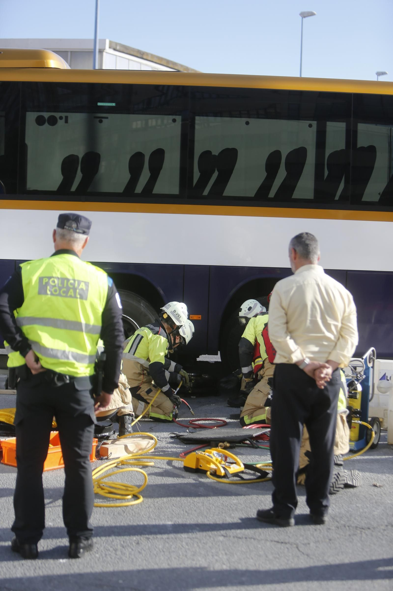 Un autobús, atascado en la nueva glorieta junto a la Casa del Mar