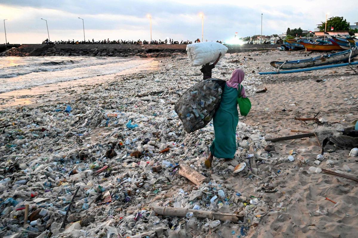 La basura se acumula en las playas de Bali tras la temporada de lluvias por la falta de gestión de residuos