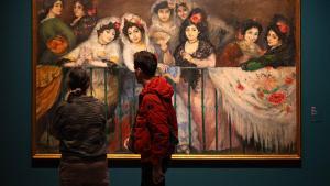 Dos visitantes observan una de las obras de la exposición De Montmartre a Montparnasse en el Museu Picasso Barcelona