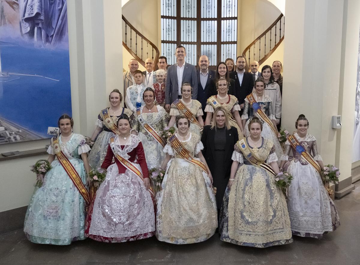 Otra foto de familia en la escalinata del Palacio de las Aulas.