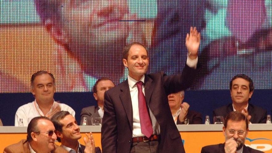 Camps, en el congreso de elección en 2004.