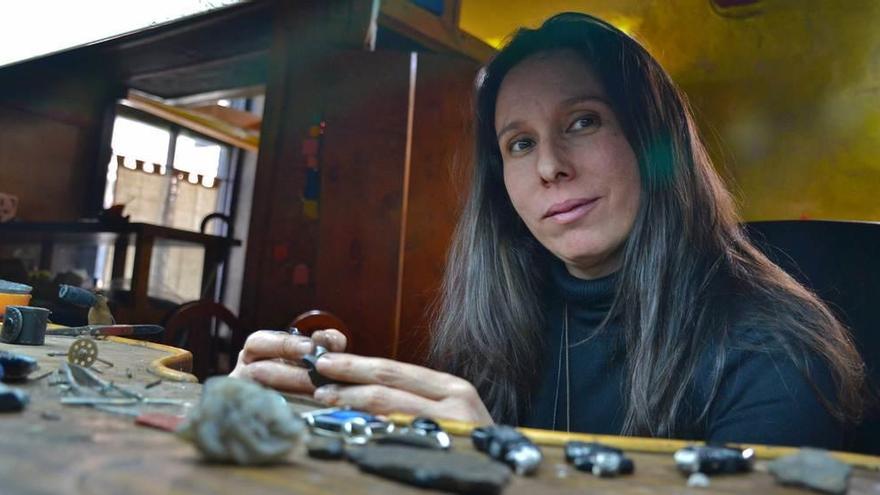 Carola Granda Rodríguez, &quot;Carola Bocanegra&quot; en el taller, hace un descanso en su trabajo de talla del azabache, en Villaviciosa.
