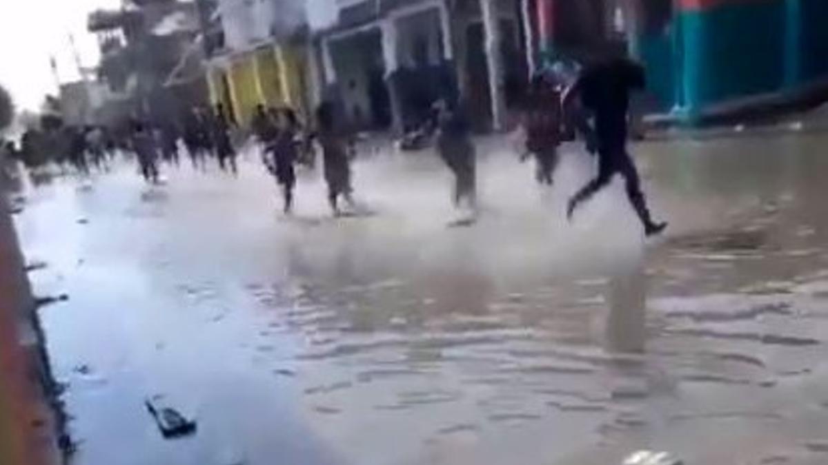 Varios residentes de Puerto Príncipe salen corriendo tras el terremoto.