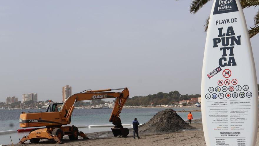 Las máquinas, este viernes trabajando en la playa de La Puntica.