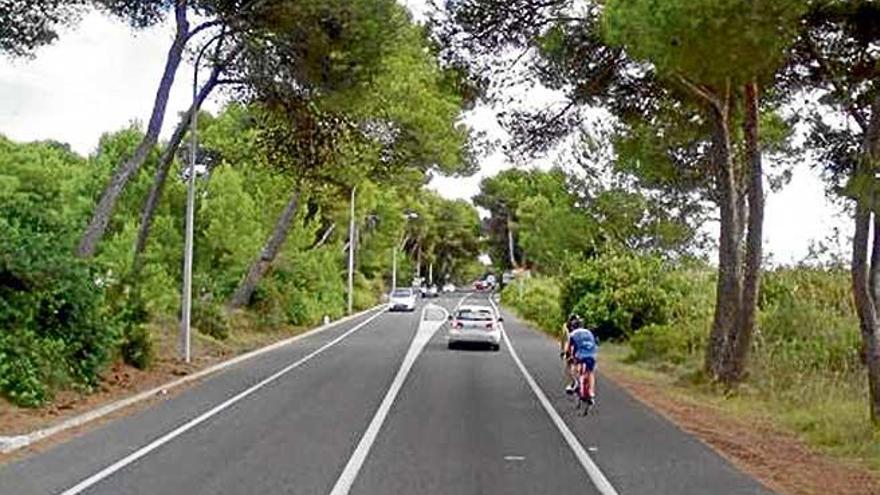 Varios ciclistas circulando por el arcén de la carretera en dirección a Can Picafort y junto a s´Albufera.