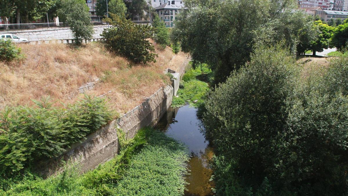 El nivel del río Barbaña a su paso por la ciudad de Ourense, escaso.