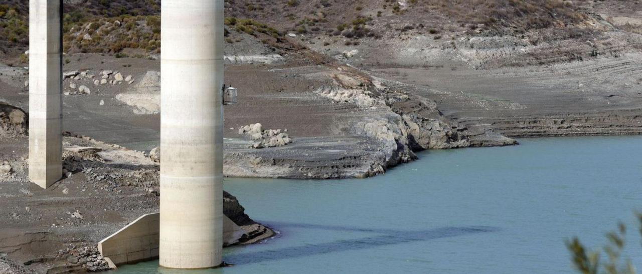 La Viñuela sigue por debajo del 10% al recibir poco más de diez litros por metro cuadrado.