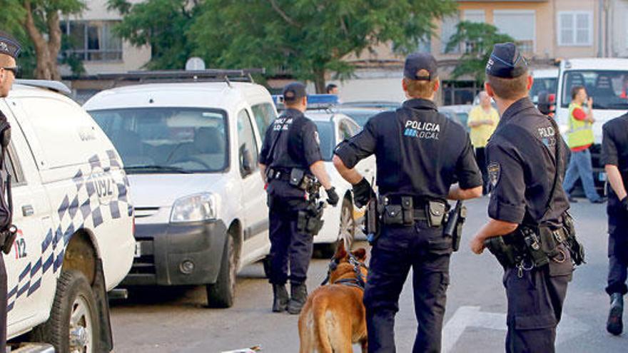 Policías, durante el operativo en el barrio de Corea.