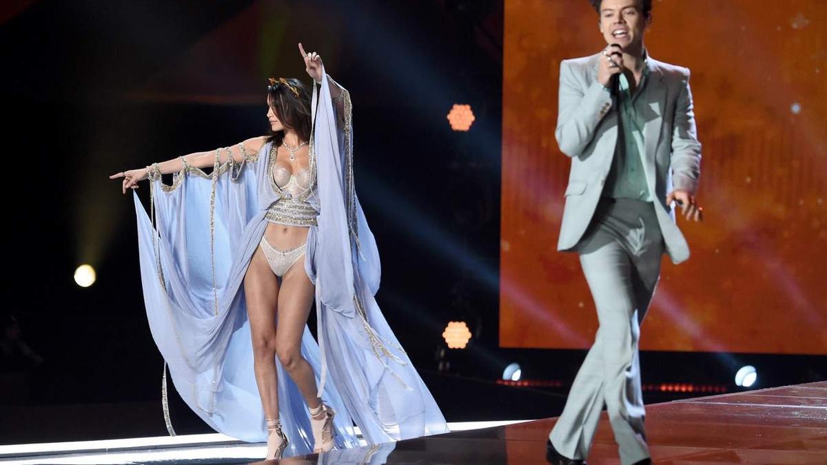 Bella Hadid y Harry Styles en el desfile Victoria's Secret 2017