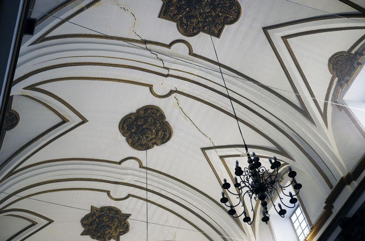Imagen de la grieta de la iglesia del Sagrario, ahora clausurada. Se trata de la parte de la grieta que recorre las bóvedas. | ÁLEX ZEA