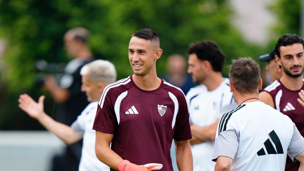 Vlachodimos y Juan Iglesias, en el entrenamiento matinal del Sevilla este jueves