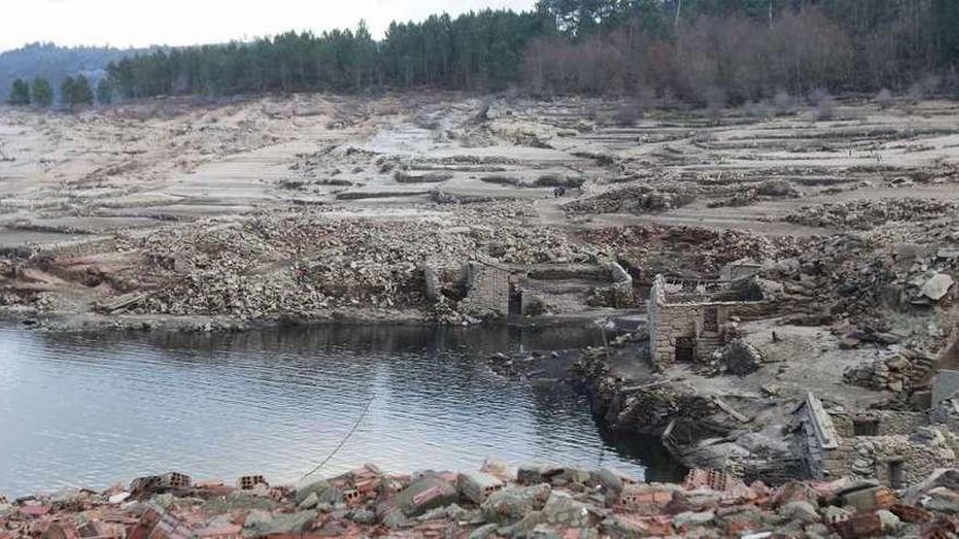 El antiguo pueblo de Aceredo, en Lobios, emergió de las aguas del embalse de Lindoso. // Jesús Regal