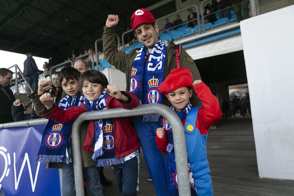 Así estaba el Suárez Puerta para recibir al Arenteiro: disfraces y miles de aficionados entregados
