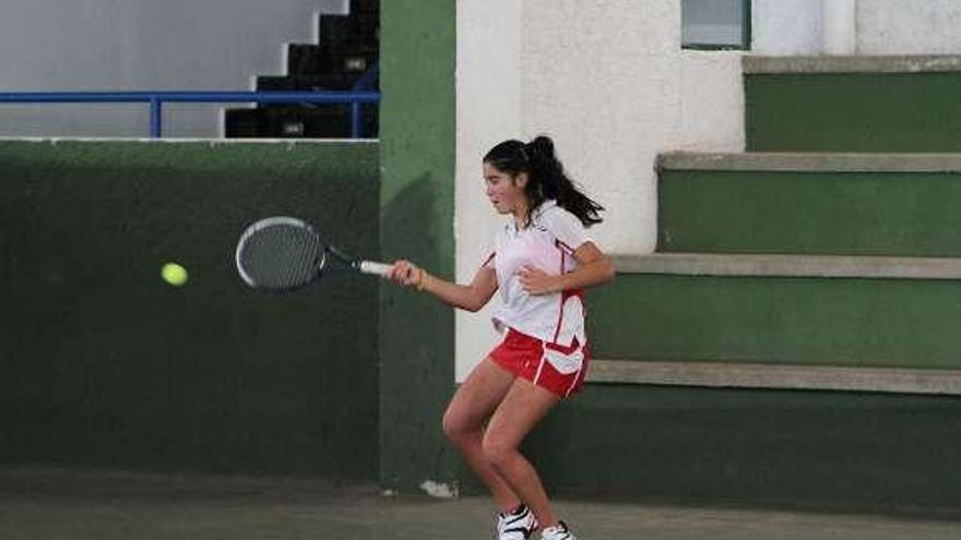 Una tenista devuelve una pelota en las instalaciones del Bamio. // I.O.