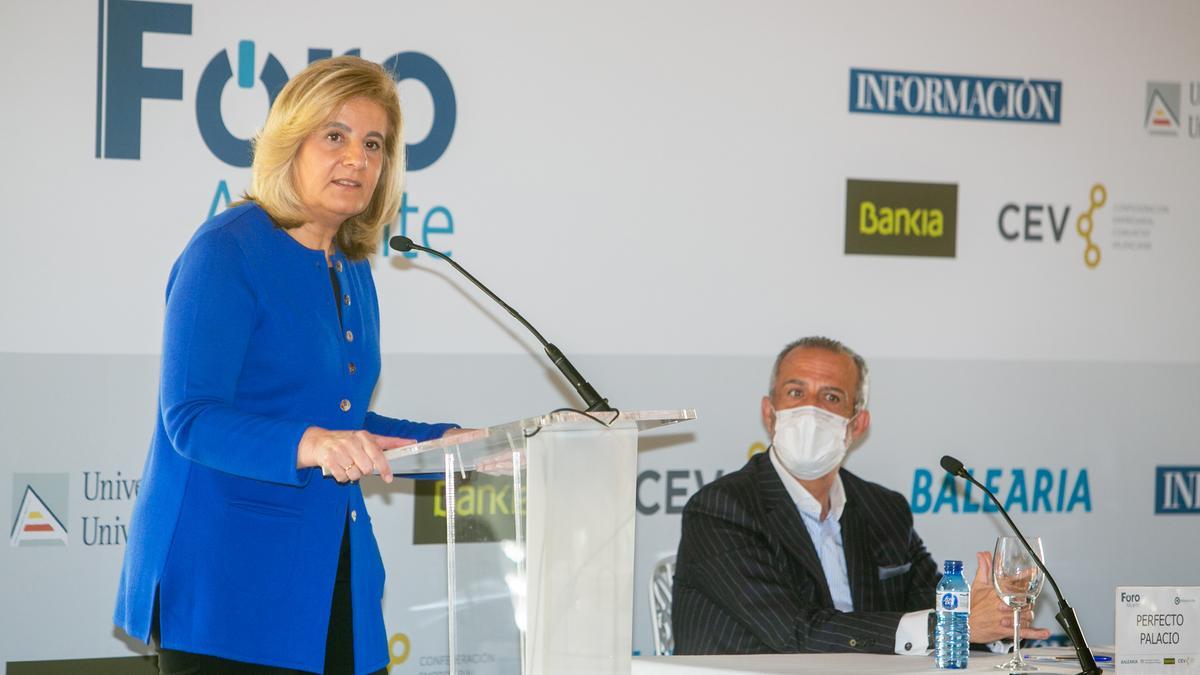 Fátima Báñez insiste en la necesidad de acelerar la vacunación para favorecer la recuperación económica