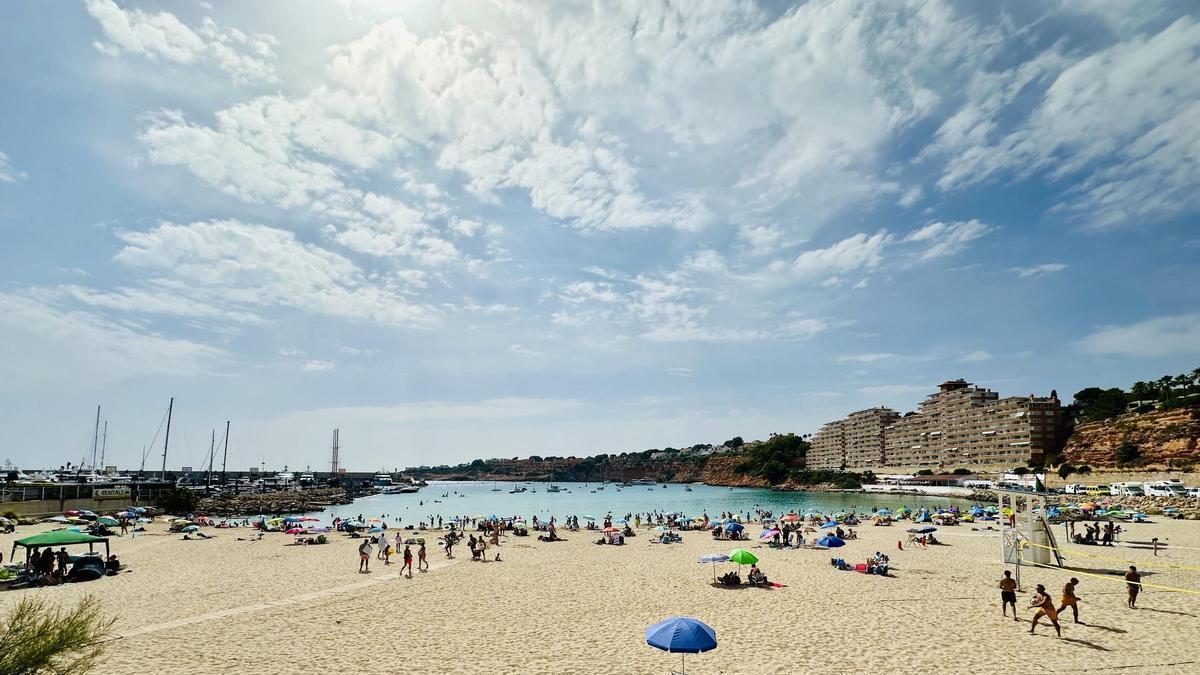 Strand von El Toro ist bekannt für seine roten Felsen.
