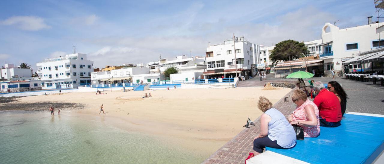 Primera línea de casas del casco viejo de Corralejo desde la playa.