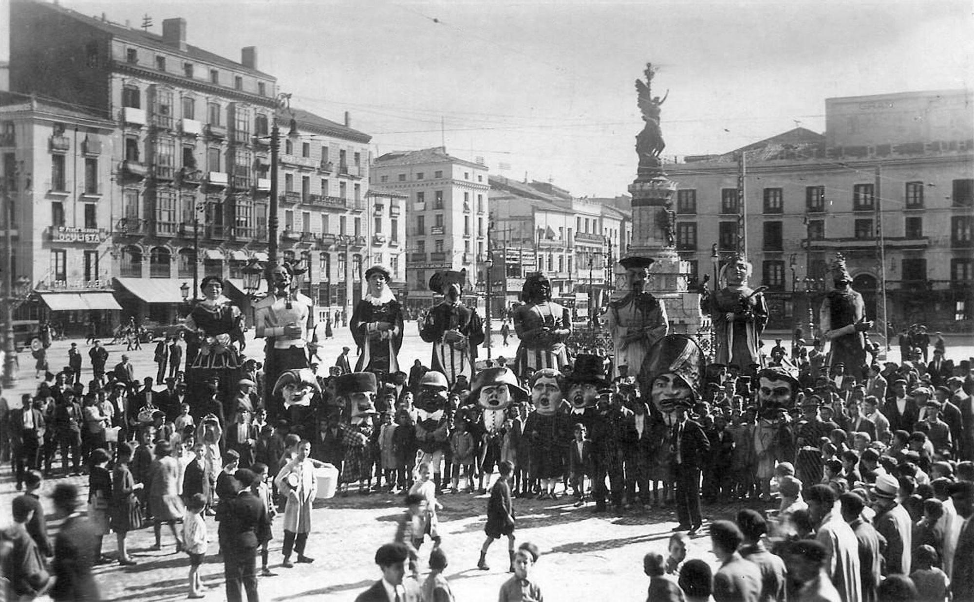 Fotos antiguas de las Fiestas del Pilar de Zaragoza: de la lectura del pregón a caballo a las ferias