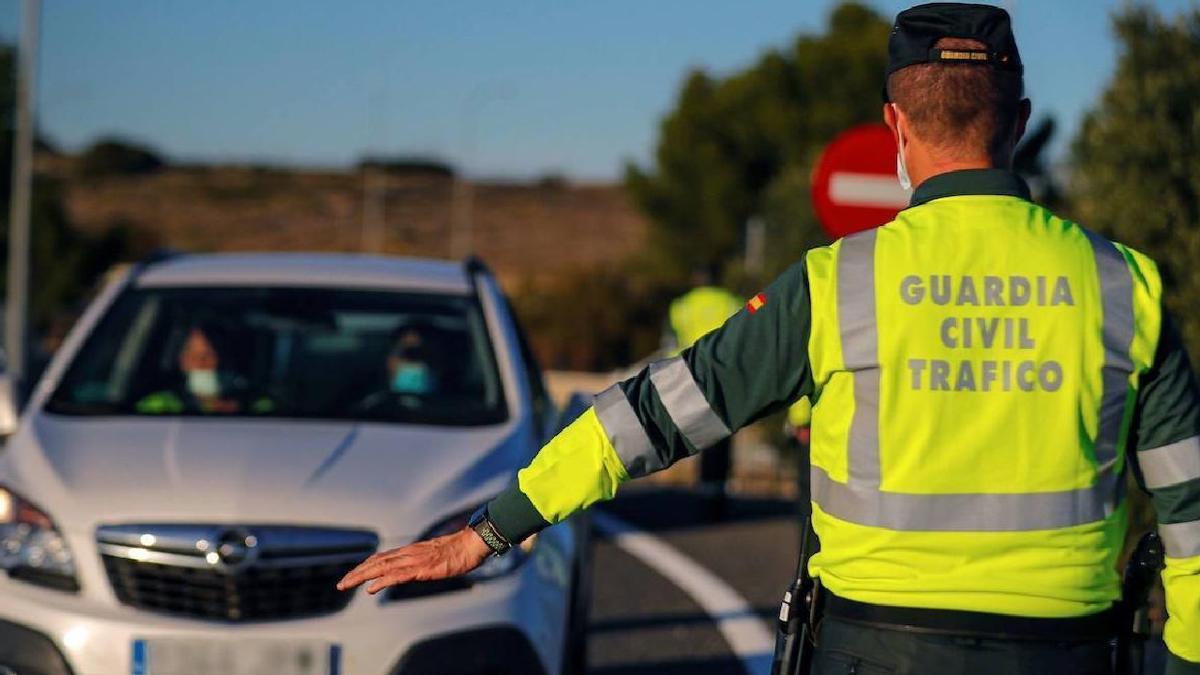 Un agente de la Guardia Civil de Tráfico en un control.