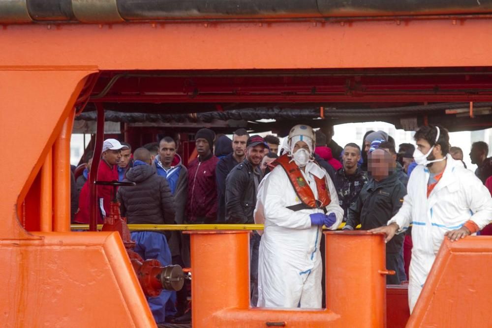 Llegada al puerto de Cartagena de los inmigrantes rescatados en el mar