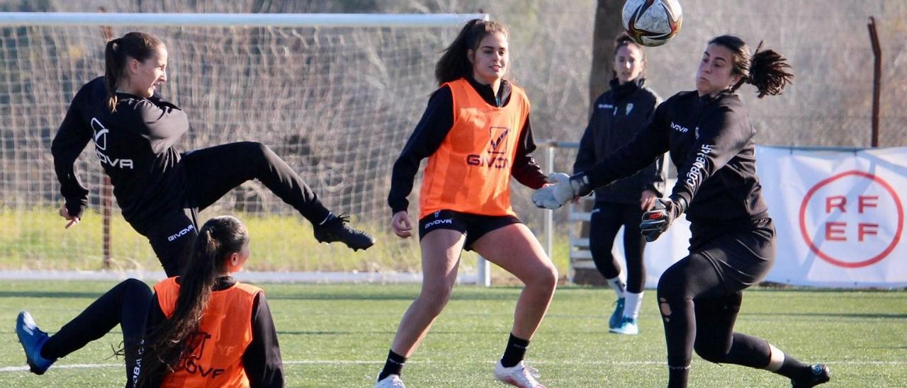 Gordillo realiza una parada durante una sesión de entrenamiento del pasado curso.