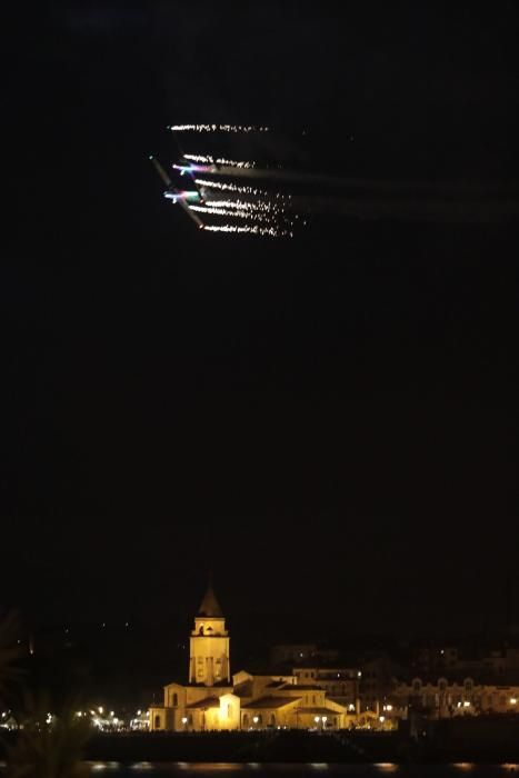 El cielo nocturno de Gijón se llena de luz la víspera del Festival Aéreo