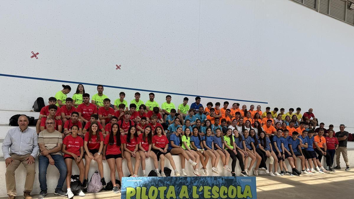 Foto de grup al trinquet de Massalfassar.