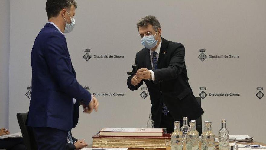 El president de la Diputació, Miquel Noguer, saludant a Víctor Puga com a nou diputat.