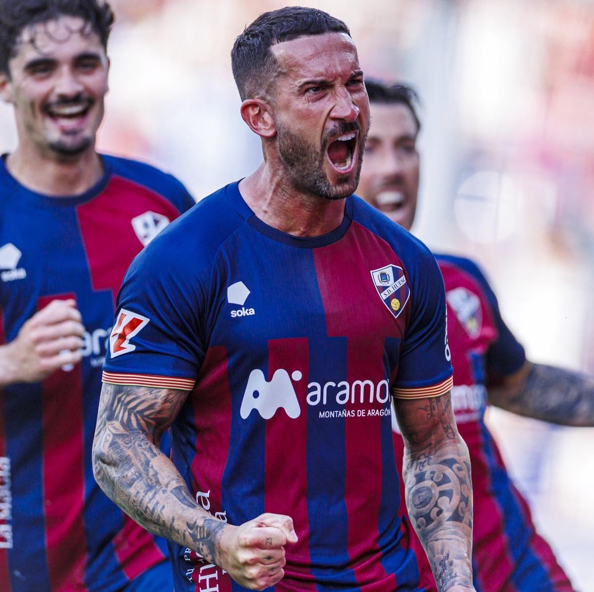 Óscar Sielva celebra junto a Javi Mier y Sergi Enrich un gol en El Sardinero.